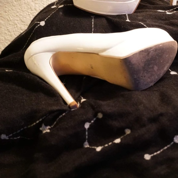 Guess 5" heel solid white pumps - Picture 2 of 3